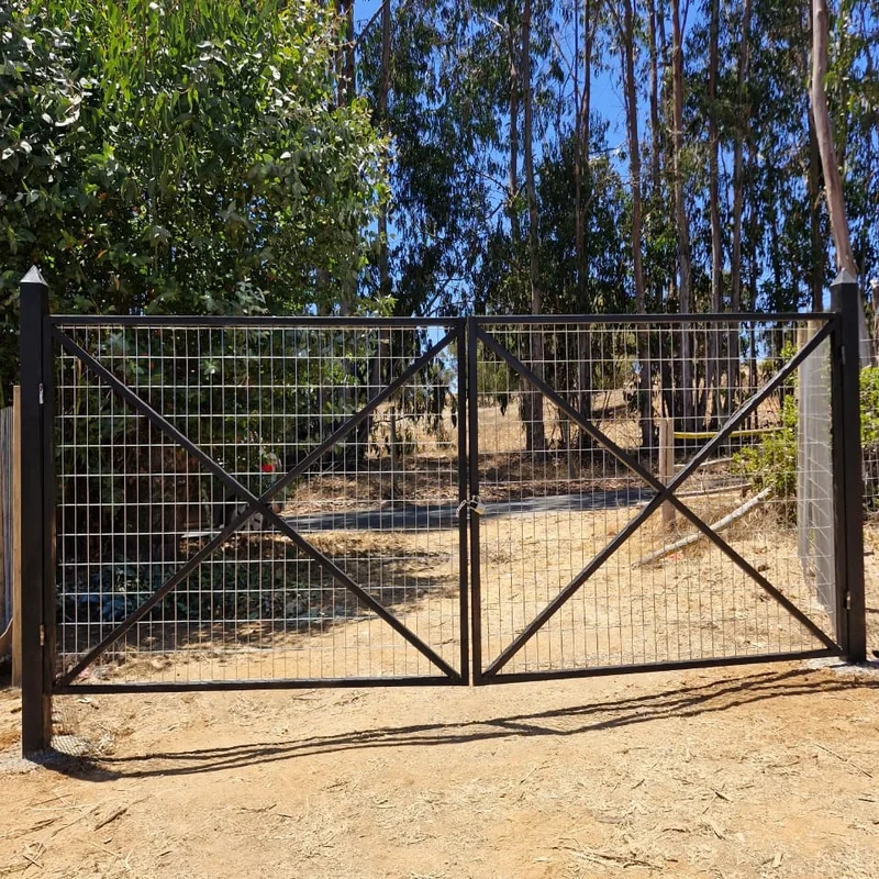 Portón de Malla Electrosoldada sobre postes de acero galvanizado instalado por SMS Perimetrales SpA